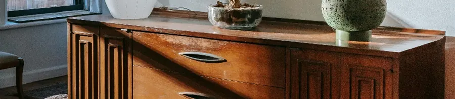 Retro omarica v moderno urejenem stanovanju