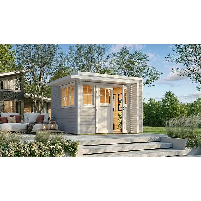 Weka Gartenhaus Pure Garden Amberley - Außenmaß inkl. Dachüberstand (B x T): 350 x 353 cm, Holz, Grau/Weiß, Mit Fenster - Hellgrauer Holz-Gartenschuppen mit weißem Rand, offener Tür, auf einer Steinterrasse in einem Landschaftsgarten neben einem modernen Haus.