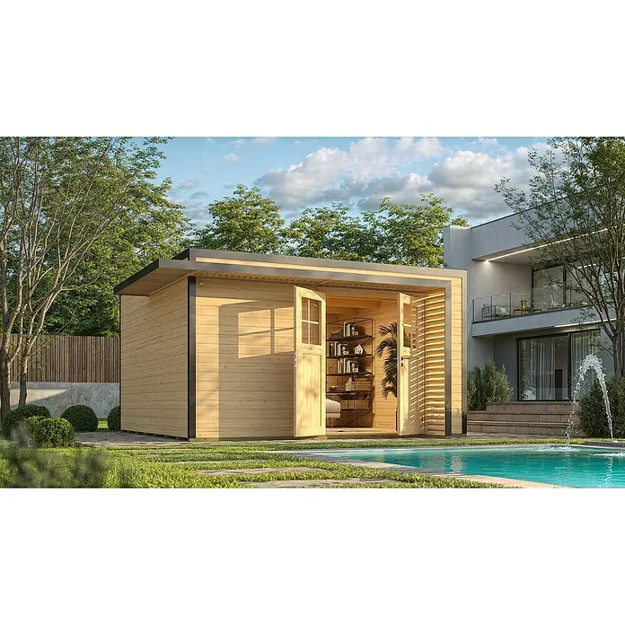 Weka Gartenhaus Pure Garden Amberley - Außenmaß inkl. Dachüberstand (B x T): 450 x 455 cm, Holz, Naturbelassen, Ohne Fenster - Ein modernes helles Gartenhaus aus Holz mit offenen Türen, das ein minimalistisches Interieur mit Regalen am Pool zeigt.
