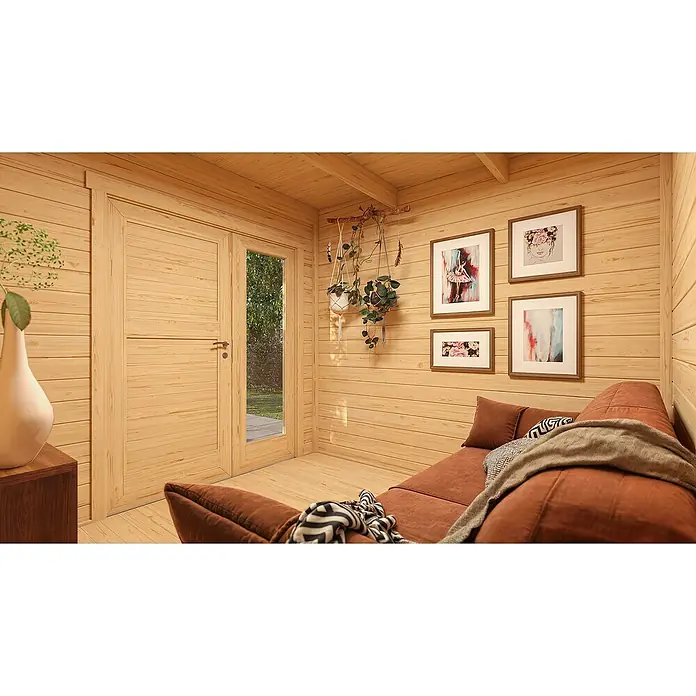 Weka Gartenhaus Pure Garden Amberley - Außenmaß inkl. Dachüberstand (B x T): 289 x 289 cm, Holz, Naturbelassen - Gemütlicher Holzhaus-Innenraum mit hellen Holzwänden und -decke, ausgestattet mit einem bequemen braunen Sofa und Doppeltüren zum Garten.