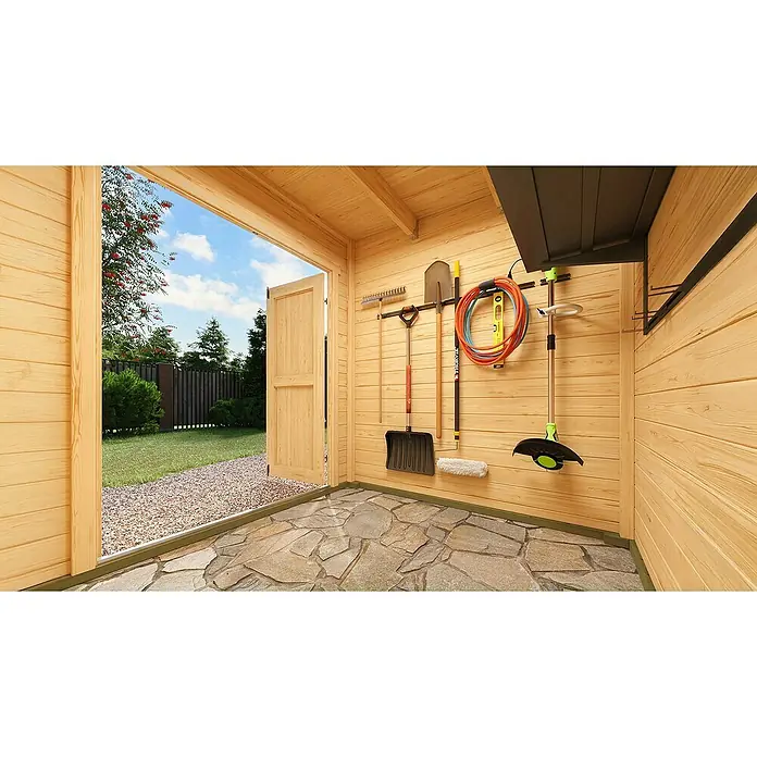 Weka Gerätehaus Batu Stella 1 - Außenmaß inkl. Dachüberstand (B x T): 200 x 207,4 cm, Holz, Naturbelassen - Innenansicht eines hellen Holzgartenhauses mit Steinboden, Gartengeräten an der Wand und offener Tür zu einem grünen Garten.
