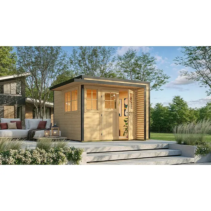 Weka Gartenhaus Pure Garden Amberley - Außenmaß inkl. Dachüberstand (B x T): 350 x 353 cm, Holz, Naturbelassen, Mit Fenster - Ein modernes Gartenhaus aus hellem Holz mit offener Tür auf einer Beton Terrasse, umgeben von Gartenmöbeln und Grünflächen.