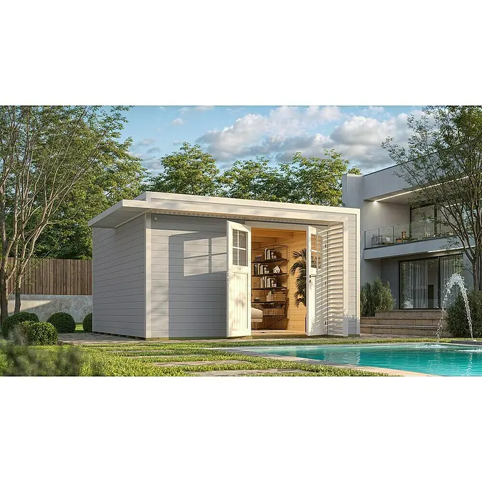 Weka Gartenhaus Pure Garden Amberley - Außenmaß inkl. Dachüberstand (B x T): 450 x 455 cm, Holz, Grau/Weiß, Ohne Fenster - Hellgraues Gartenhaus mit offenen Doppeltüren, das ein Holzinterieur mit Regalen zeigt, neben einem Pool im Garten.