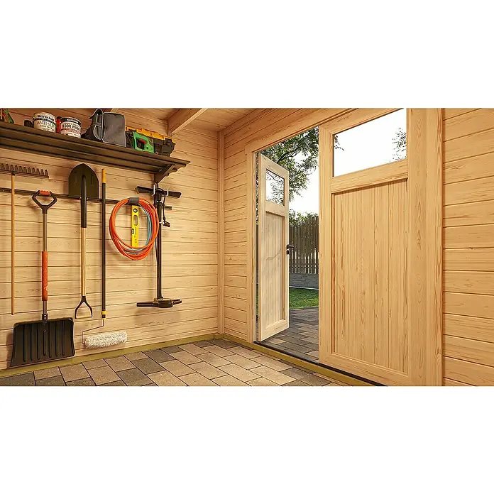 Weka Gerätehaus Batu Nika 1,5 - Außenmaß inkl. Dachüberstand (B x T): 250 x 207,4 cm, Holz, Naturbelassen - Gut organisierter Holzschuppen-Innenraum mit Gartengeräten, Regal und offener Tür zum Garten. Der Boden ist gefliest.