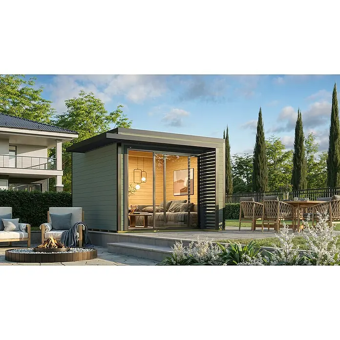 Weka Gartenhaus Pure Garden Amberley - Außenmaß inkl. Dachüberstand (B x T): 350 x 353 cm, Holz, Graugrün, Mit bodentiefen Doppelschiebetüren - Ein modernes grünes Gartenbüro mit großen Glastüren und warmem Holzinterieur, auf einer Terrasse mit Feuerstelle und Essbereich.