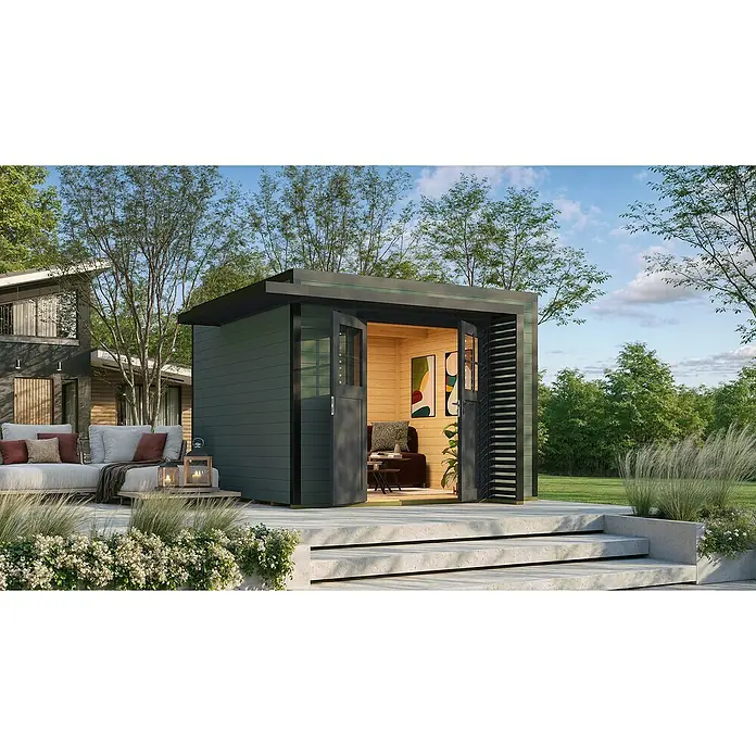 Weka Gartenhaus Pure Garden Amberley - Außenmaß inkl. Dachüberstand (B x T): 350 x 353 cm, Holz, Graugrün, Ohne Fenster - Moderner, dunkelgrüner Gartenraum mit Holzinterieur, offen zu einer Terrasse mit Gartenmöbeln, neben einem Haus.