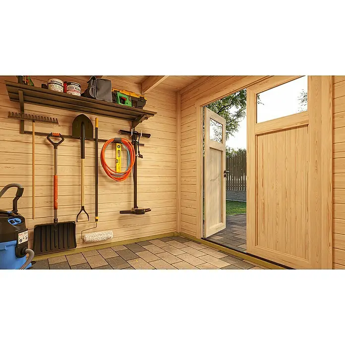 Weka Gerätehaus Batu Nika 2 - Außenmaß inkl. Dachüberstand (B x T): 250 x 257,5 cm, Holz, Naturbelassen - Innenansicht eines Holzgartenschuppens mit Werkzeugen wie Schaufeln, Rechen und Staubsauger, ordentlich an der Wand organisiert. Offene Tür zeigt Garten.