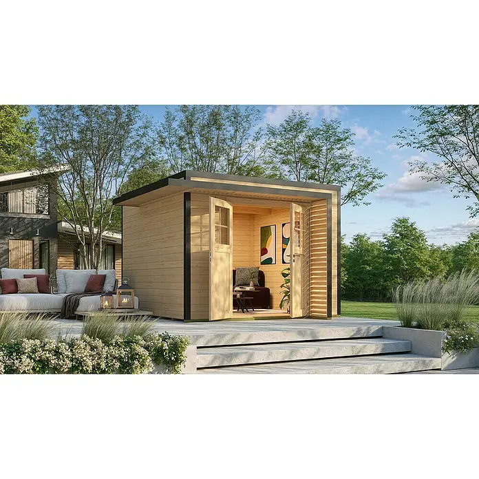 Weka Gartenhaus Pure Garden Amberley - Außenmaß inkl. Dachüberstand (B x T): 350 x 353 cm, Holz, Naturbelassen, Ohne Fenster - Ein heller Holz-Gartenschuppen mit dunklem Dach und offenen Türen, innen möbliert. Er steht auf einer Betonterrasse mit Outdoor-Sitzgelegenheiten neben einem Haus.