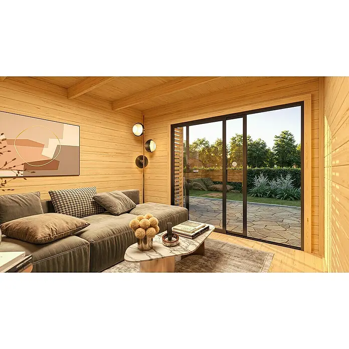 Weka Gartenhaus Pure Garden Amberley - Außenmaß inkl. Dachüberstand (B x T): 350 x 353 cm, Holz, Graugrün, Mit bodentiefen Doppelschiebetüren - Ein großes, L-förmiges Ecksofa aus weichem grauem Samt mit Kissen in einem modernen Wohnzimmer aus Holz mit Gartenblick.