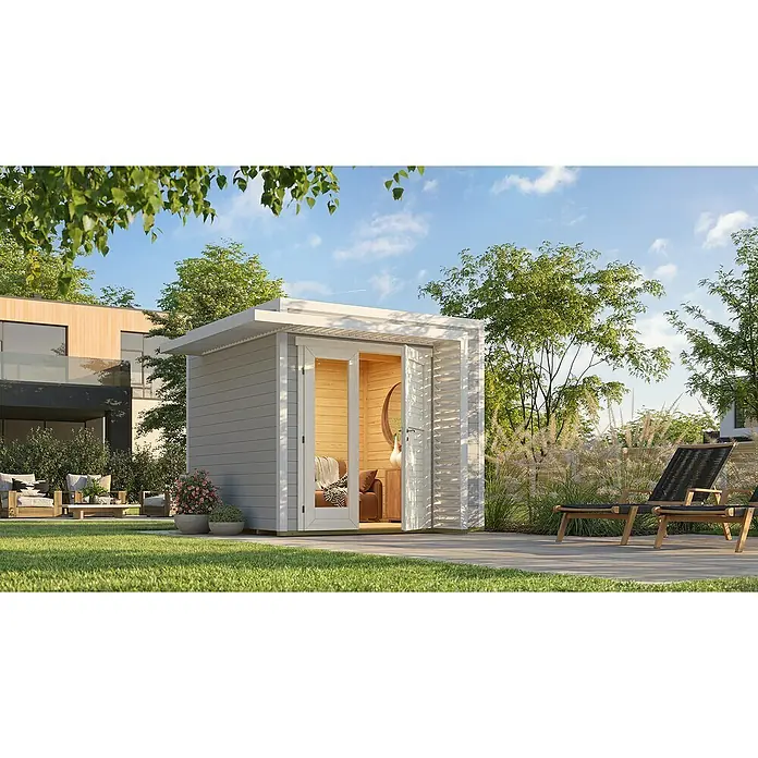 Weka Gartenhaus Pure Garden Amberley - Außenmaß inkl. Dachüberstand (B x T): 300 x 303 cm, Holz, Naturbelassen - Ein stilvolles graues Gartenhaus mit offenen Türen, das ein gemütliches Holzinterieur in einem modernen Garten zeigt.