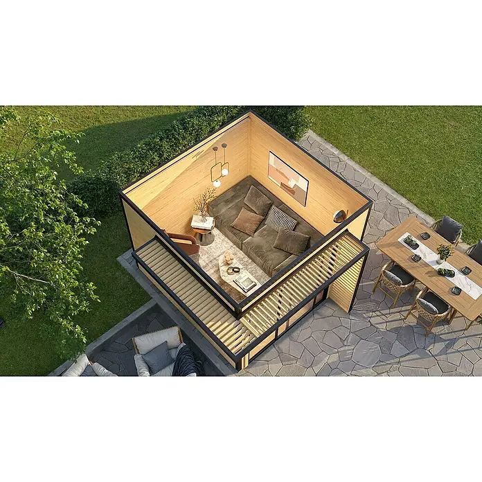 Weka Gartenhaus Pure Garden Amberley - Außenmaß inkl. Dachüberstand (B x T): 350 x 353 cm, Holz, Grau, Mit bodentiefen Doppelschiebetüren - Moderne Gartenlounge und Essbereich aus Holz auf Steinpflaster, mit grauer Couch, Pendelleuchten und Esstisch mit Korbstühlen.