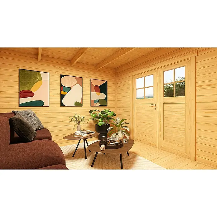 Weka Gartenhaus Pure Garden Amberley - Außenmaß inkl. Dachüberstand (B x T): 350 x 353 cm, Holz, Naturbelassen, Ohne Fenster - Gemütlicher Innenraum einer Holzhütte mit hellen Holzwänden und -böden, eingerichtet mit Sofa, Couchtischen und Pflanzen.