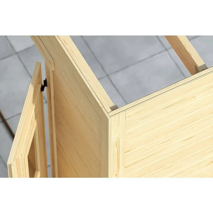 Weka Gerätehaus Batu Nika 1,5 - Außenmaß inkl. Dachüberstand (B x T): 250 x 207,4 cm, Holz, Naturbelassen - Ecke einer hellen Holzstruktur mit verzahnten Balken und einer halb offenen Tür mit dunklem Scharnier.