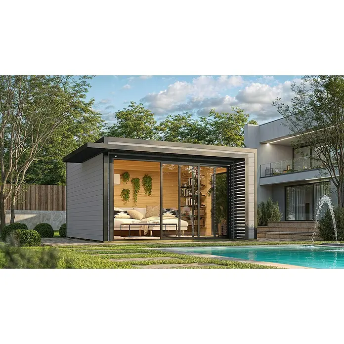 Weka Gartenhaus Pure Garden Amberley - Außenmaß inkl. Dachüberstand (B x T): 450 x 455 cm, Holz, Grau/Anthrazit, Mit zusätzlichem Fenster - Modernes graues Gartenbüro/Studio mit Glasschiebetüren und gemütlichem Holzinterieur, neben einem Swimmingpool.