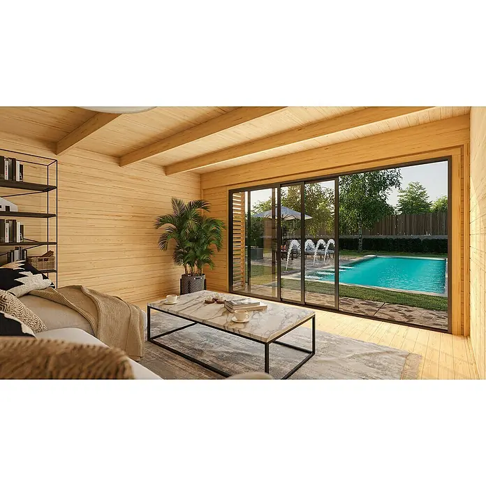 Weka Gartenhaus Pure Garden Amberley - Außenmaß inkl. Dachüberstand (B x T): 450 x 455 cm, Holz, Naturbelassen, Ohne zusätzliches Fenster - Moderner Wohnraum mit hellen Holzwänden und -decke, mit großer schwarzgerahmter Glasschiebetür und Poolblick.