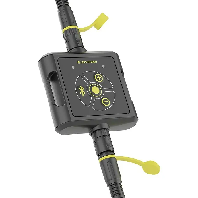 Ledlenser Controller zur Bedienung kompatibler Baustrahler & Area Lights - 110 x 78 x 23 mm - Schwarzes LEDLENSER-Bedienteil mit gelben Knöpfen und Akzenten, mit Bluetooth, Plus- und Minus-Steuerung, an Kabeln angeschlossen.