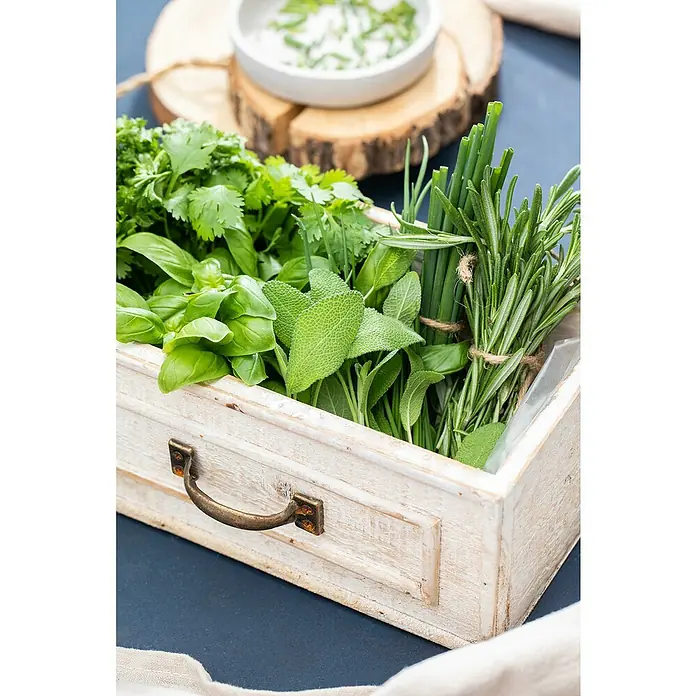 Piardino Kräuterpflanzen-Mix Mediterran - 4 Stk., verschiedene Sorten, Topfgröße: 12 cm - Eine rustikale Holzkiste gefüllt mit frischen Kräutern wie Basilikum, Salbei, Rosmarin und Schnittlauch, ideal für kulinarische Genüsse.