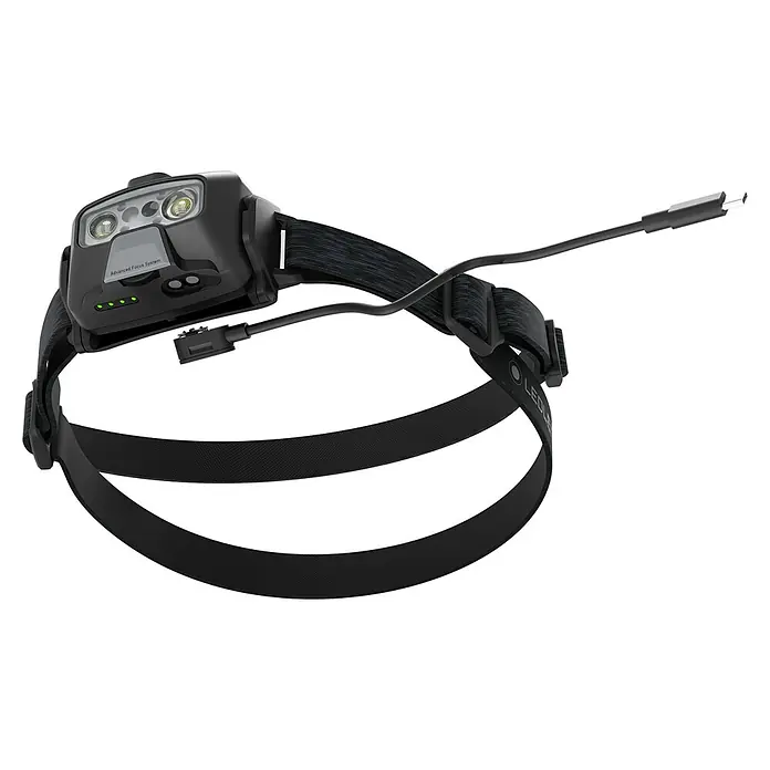 Ledlenser Stirnlampe HF6R Core - 800 lm, IP68 - Schwarze und graue Stirnlampe mit Stoffband und befestigtem USB-C-Kabel, zeigt "Advanced Focus System" und Batterieanzeige.