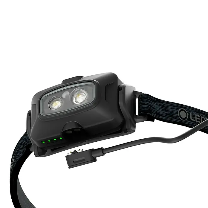Ledlenser Stirnlampe HF4R Core - 500 lm, IP68 - Schwarze Stirnlampe mit zwei hellen LED-Lichtern, grünen Anzeigen, elastischem Band und angeschlossenem Ladekabel.