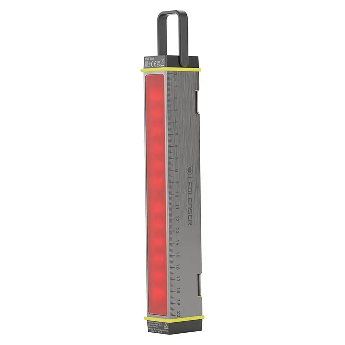 Ledlenser LED Baustrahler AF2R WORK - 1.000 lm, 6.000 K - 7.000 K, 4,6 x 3,8 x 24,8 cm, IP54 - Ledlenser AF2R Arbeitsleuchte mit rotem LED-Panel, gebürstetem Metallgehäuse, integriertem 20cm Lineal und schwarzem Griff.