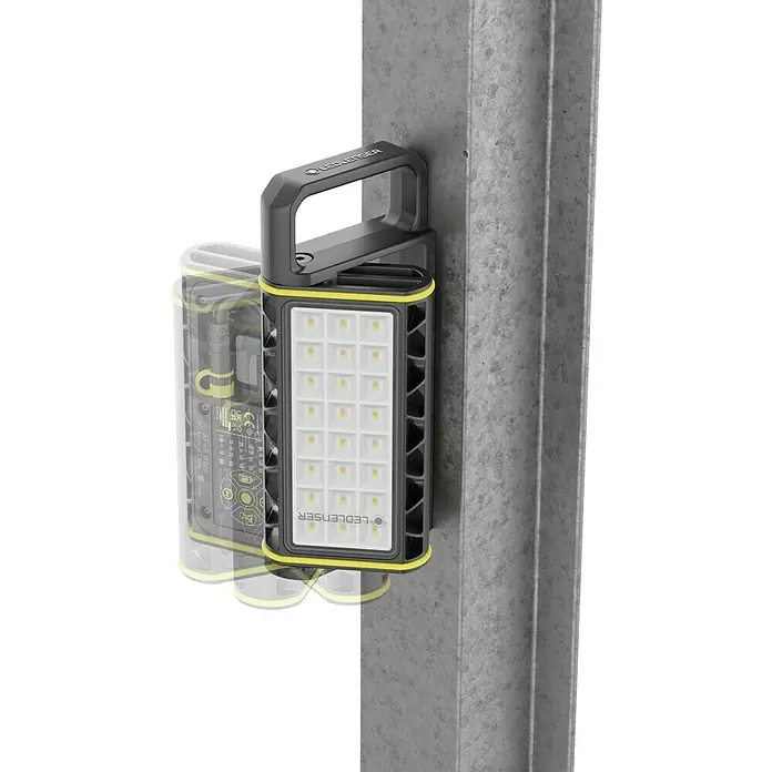 Ledlenser LED Baustrahler AF4R WORK - 2.000 lm, 3.000 K - 6.500 K, 4,4 x 26,6 x 11,9 cm, IP67 - Schwarz-gelbe Ledlenser LED-Arbeitsleuchte mit drehbarem Griff, magnetisch an einem gerippten Metallträger befestigt.