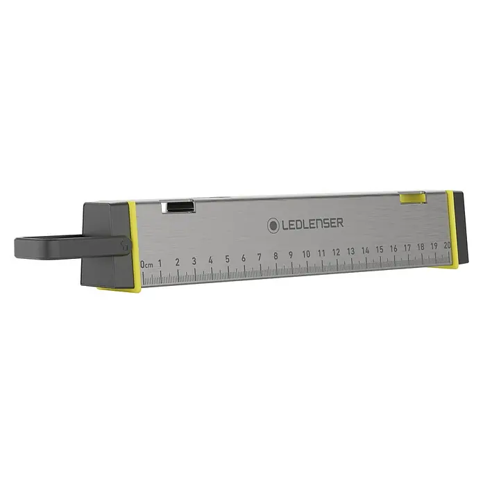 Ledlenser LED Baustrahler AF2R WORK - 1.000 lm, 6.000 K - 7.000 K, 4,6 x 3,8 x 24,8 cm, IP54 - Gebürsteter Metall-LEDLENSER-Lineal mit grauen Enden und gelben Akzenten, zeigt Messungen bis 20 cm.
