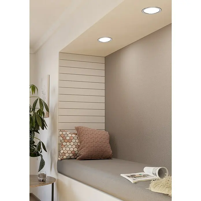 Eglo Fueva 5 LED-Einbauspot - 10,5 W, Warmweiß, Chrom, Ø x H: 16,6 x 2,6 cm, IP44 - Helle Deckeneinbaustrahler erhellen eine gemütliche Leseecke mit eingebauter Sitzbank, dekoriert mit Kissen und einer Zeitschrift.