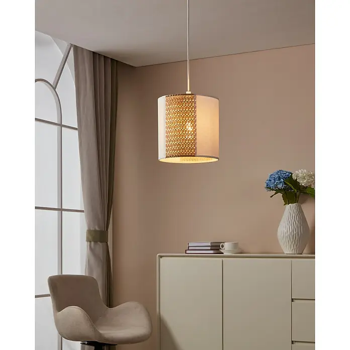 Eglo Pendelleuchte ARNHEM - 40 W, Weiß, E27, 1 Stk. - Elegante Hängeleuchte mit zylindrischem Schirm, der durch ein goldenes Rattanmuster und cremefarbenen Stoff eine warme, einladende Atmosphäre schafft.