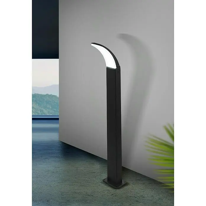 Eglo Fiumicino Sobremuro exterior - 11 W, Color del marco: Negro, Blanco cálido, 11 x 8 x 90 cm, Con bombillas - Esta imagen muestra una elegante lámpara de exterior curvada con carcasa negra, creando un ambiente moderno e iluminando el jardín.