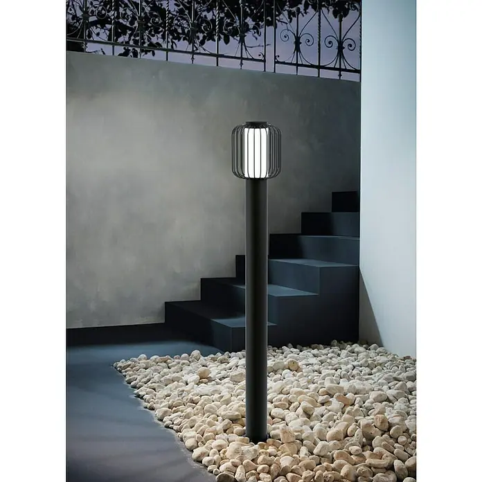 Eglo Ravello Lámpara de pie para exterior - 60 W, Color del marco: Negro, 16,5 x 16,5 x 110 cm, Sin bombillas - Una luz de camino moderna con diseño de jaula, emitiendo un brillo cálido y acogedor perfecto para espacios al aire libre.