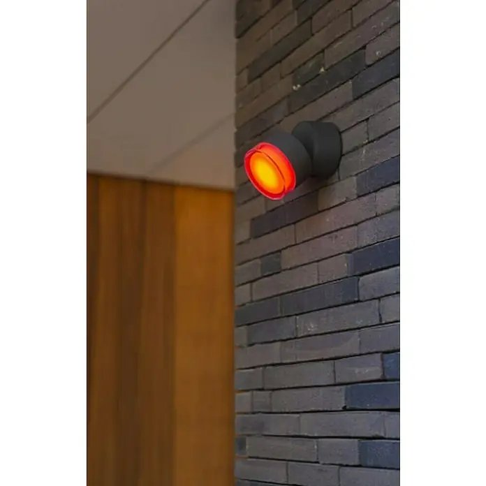 Lutec Aplique exterior LED Dropsi - 10 W, 9,4 x 9,4 x 11,5 cm, Gris oscuro, IP44 - Esta imagen presenta una lámpara de pared moderna con una luz roja, montada en una pared de ladrillos, creando un ambiente cálido y acogedor.