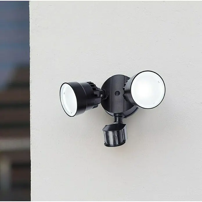 Lutec Aplique exterior LED con sensor LED Shrimp - 15 W, L x An x Al: 18,1 x 26,1 x 20,4 mm, Negro, Blanco frío - Foco de seguridad LED negro de doble cabezal para exteriores con sensor de movimiento montado en una pared clara. Iluminación exterior moderna.