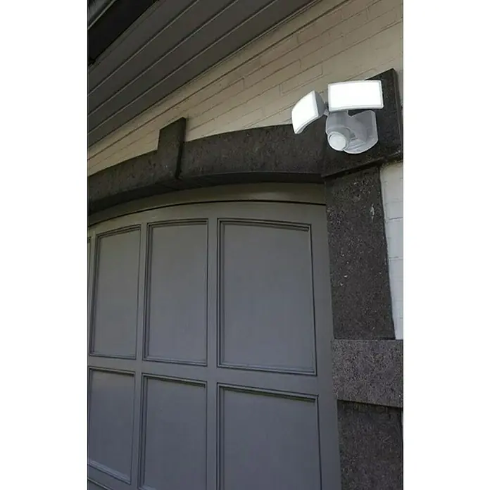 Lutec Aplique exterior LED con sensor LED Arc - 19 W, L x An x Al: 20,4 x 27,7 x 15,6 cm, Blanco, Blanco frío - Luz exterior con sensor de movimiento fijada sobre una puerta de garaje para seguridad.