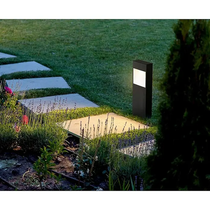 Eglo Sobremuro exterior Manfria - 10 W, Color del marco: Antracita, Blanco cálido, 7,5 x 13,5 x 38 cm, Con bombillas - Elegante luz exterior junto a un camino de jardín. La luz ilumina las piedras y las plantas, creando un ambiente atmosférico.