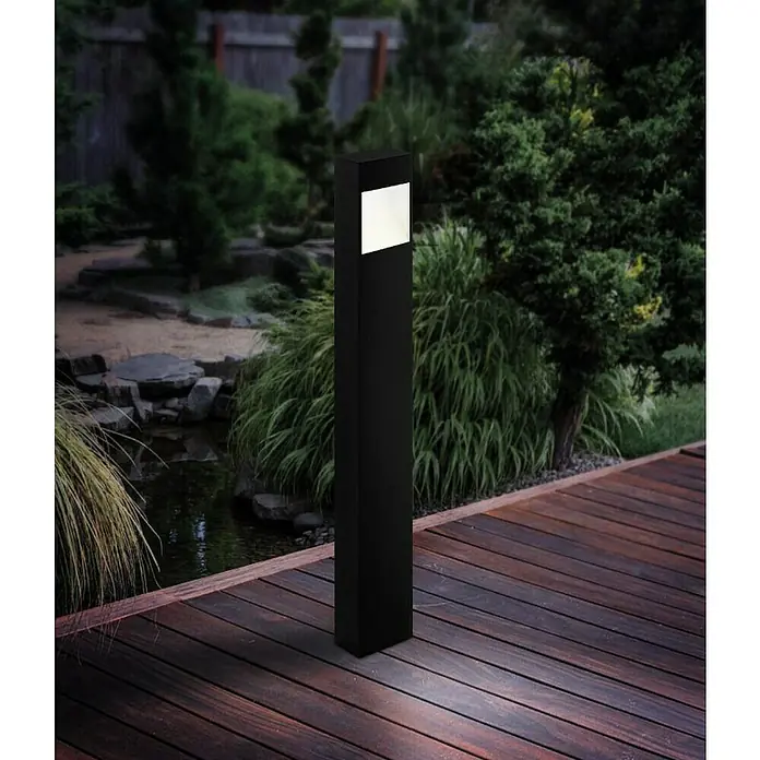 Eglo Sobremuro exterior Manfria - 10 W, Color del marco: Antracita, Blanco cálido, 7,5 x 13,5 x 87 cm, Con bombillas - Imagen de una luminaria exterior negra moderna con un diseño cuadrado, iluminando un camino de jardín.