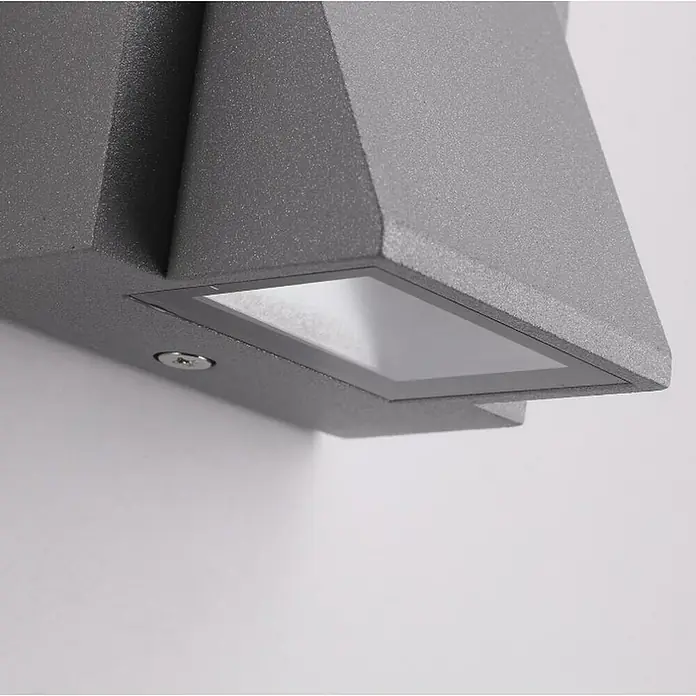 Forlight Aplique exterior LED Loyd - 2,1 W, 6,2 x 7,9 x 7,5 cm, Gris, IP54, 1 ud. - Primer plano de una lámpara de pared gris moderna, que muestra su diseño minimalista y su brillante salida de luz. Ideal para la arquitectura moderna.