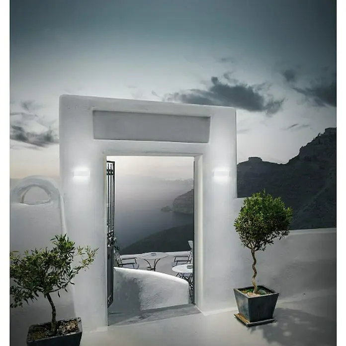 Forlight Aplique exterior Ara - 7,2 W, 4,4 x 8 x 17 cm, Blanco, IP65 - Atmosférica foto exterior de un edificio con lámparas minimalistas que emiten un cálido y acogedor resplandor.