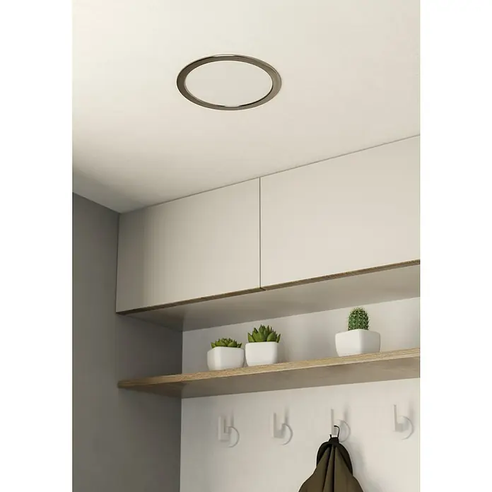 Eglo Fueva 5 LED-Einbauspot - 16,5 W, Warmweiß, Nickel matt, Ø x H: 21,6 x 2,6 cm - Dieses Bild zeigt eine moderne Deckenleuchte mit runder Form und schlankem Design, die in einem stilvollen Raum installiert ist.