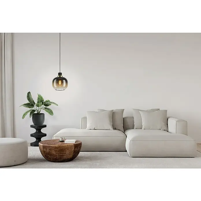 Eglo Pendelleuchte rund OILELLA - 40 W, Ø x H: 190 mm x 110 cm, Schwarz/Braun, E27 - Moderne Wohnraumgestaltung mit beigem Ecksofa, dekorativem Couchtisch und hängender Glasleuchte für eine gemütliche Atmosphäre.