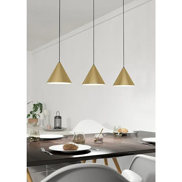 Eglo Pendelleuchte NARICES - 40 W, L x B x H: 92 x 22 x 110 cm, Schwarz, E27 - Drei goldene Kegel-Pendelleuchten hängen über einem Esstisch und beleuchten das Geschirr und die Speisen darunter.