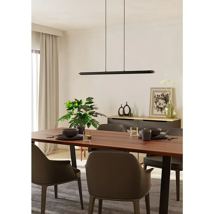 Eglo LED-Pendelleuchte CAMBULOS - 34 W, L x B x H: 93,5 x 105 x 110 cm, Schwarz, Warmweiß - Esszimmer mit Esstisch, Stühlen und einer schwarzen, linearen Hängeleuchte, die modern und stilvoll wirkt. Perfekt für ein gemütliches Ambiente.