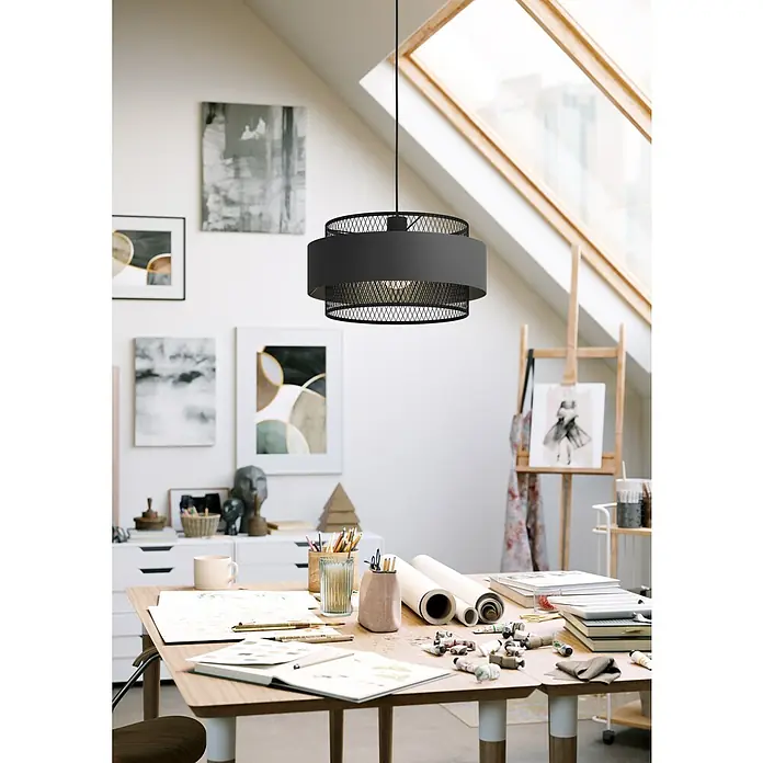 Eglo Pendelleuchte rund - 40 W, Ø x H: 400 mm x 110 cm, Schwarz, E27 - Moderne schwarze Hängelampe mit Stoffschirm und Gitterstruktur, die ein stilvolles Ambiente in einem hellen Atelier schafft.