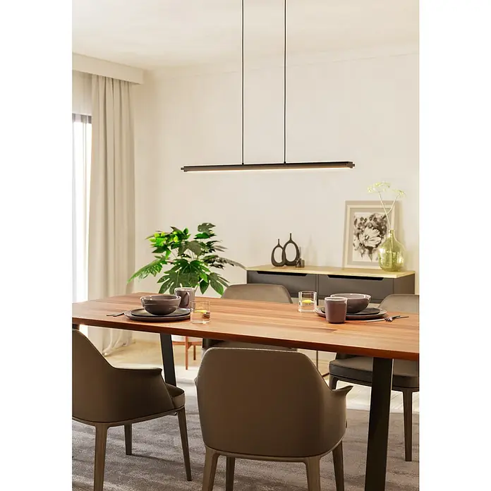 Eglo LED-Pendelleuchte CAMBULOS - 34 W, L x B x H: 93,5 x 105 x 110 cm, Schwarz, Warmweiß - Eine moderne Esszene mit einer linearen Pendelleuchte über einem Holztisch. Das elegante Design ergänzt die stilvolle Einrichtung.