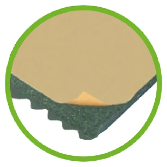 Bur2000 Placa absorbente acústica Silence Onda Autoadhesiva - 50 x 50 x 3 cm, Espuma de PU - Primer plano de una esterilla de goma verde con capa protectora removible, ideal para suelos deportivos y de fitness.