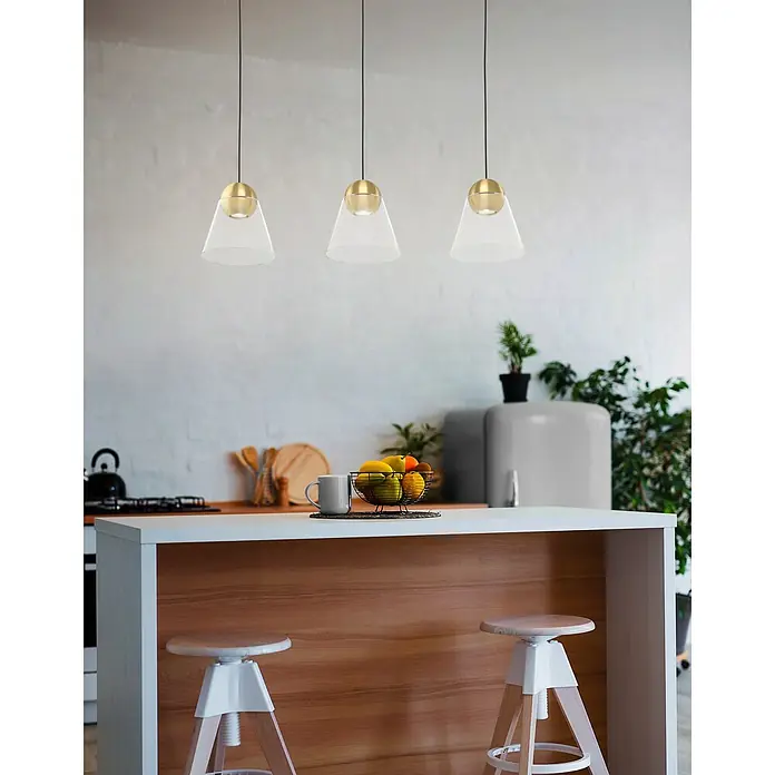 Eglo Pendelleuchte CERASELLA - 13,5 W, L x B x H: 90 x 20 x 110 cm, Messing-gebürstet, GU10 - Drei elegante Pendelleuchten mit goldenen Akzenten und klaren Glasschirmen über einer modernen Kücheninsel.