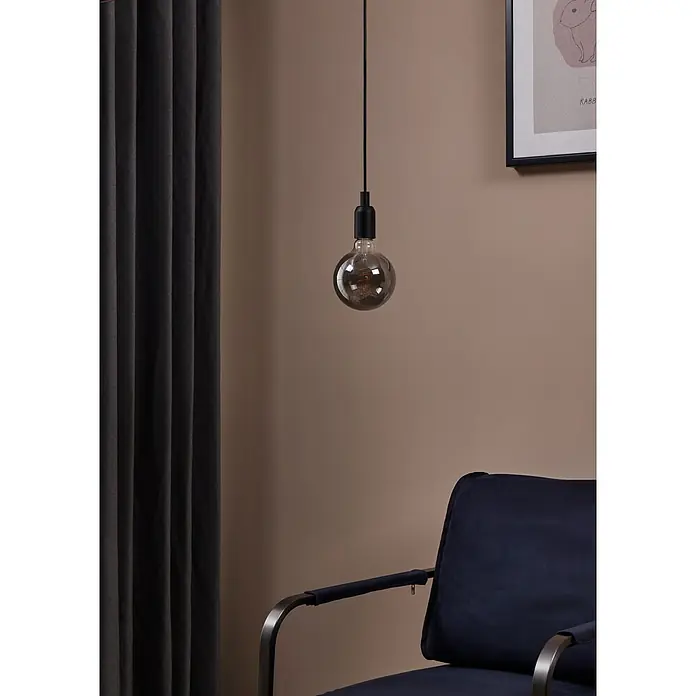 Eglo LED-Lampe - E27, Dimmbar, Warmweiß, 100 lm, 4 W - Nahaufnahme einer minimalistischen Hängelampe mit einer Edison-Glühbirne, die in einem modernen Raumdesign hängt.