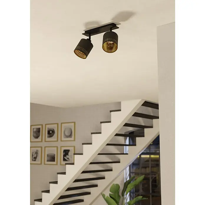 Eglo Esteperra Deckenstrahler ESTEPERRA - 56 W, Schwarz, E27, 2 Stk. - Moderne Deckenleuchte in Schwarz mit zwei verstellbaren Spots, die ein warmes, goldenes Licht durch filigrane Muster wirft.