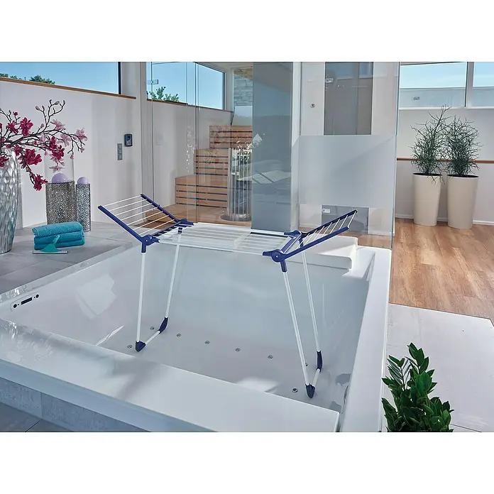 Leifheit Flügel-Wäscheständer Pegasus 120 Solid Bath - Länge Wäscheleine: 12 m, L x B x H: 149 x 43 x 76 cm, Weiß/Blau - Wäscheständer im Badezimmer auf einer Badewanne.
