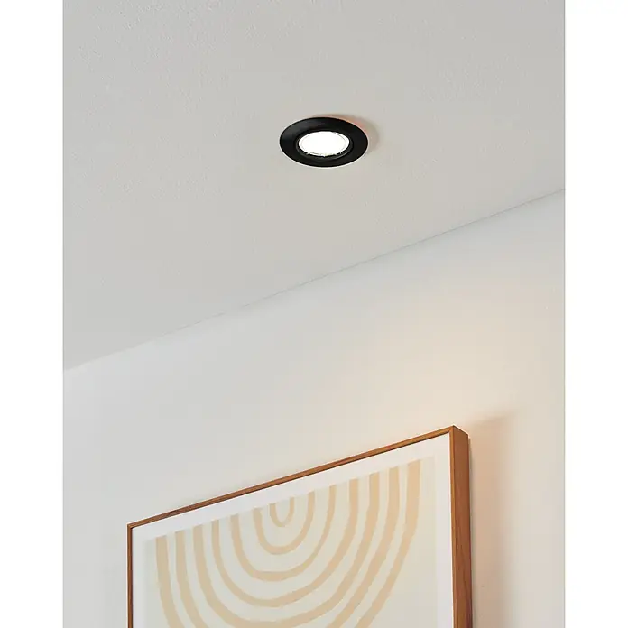 Eglo LED-Einbauleuchte PENETO - Warmweiß, Durchmesser: 8,7 cm, 1 Stk. - Nahaufnahme einer runden, schwarzen Deckenleuchte mit LED-Beleuchtung, die modernes Design und funktionale Beleuchtung vereint.