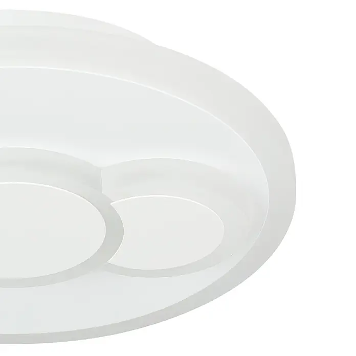 Eglo LED-Deckenleuchte CADEGAL - 7,8 W, L x B x H: 20 x 20 x 5 cm, Weiß, Rund - Nahaufnahme einer weißen Deckenleuchte mit kreisförmigen Elementen auf schwarzem Hintergrund. Elegantes Design für moderne Innenräume.